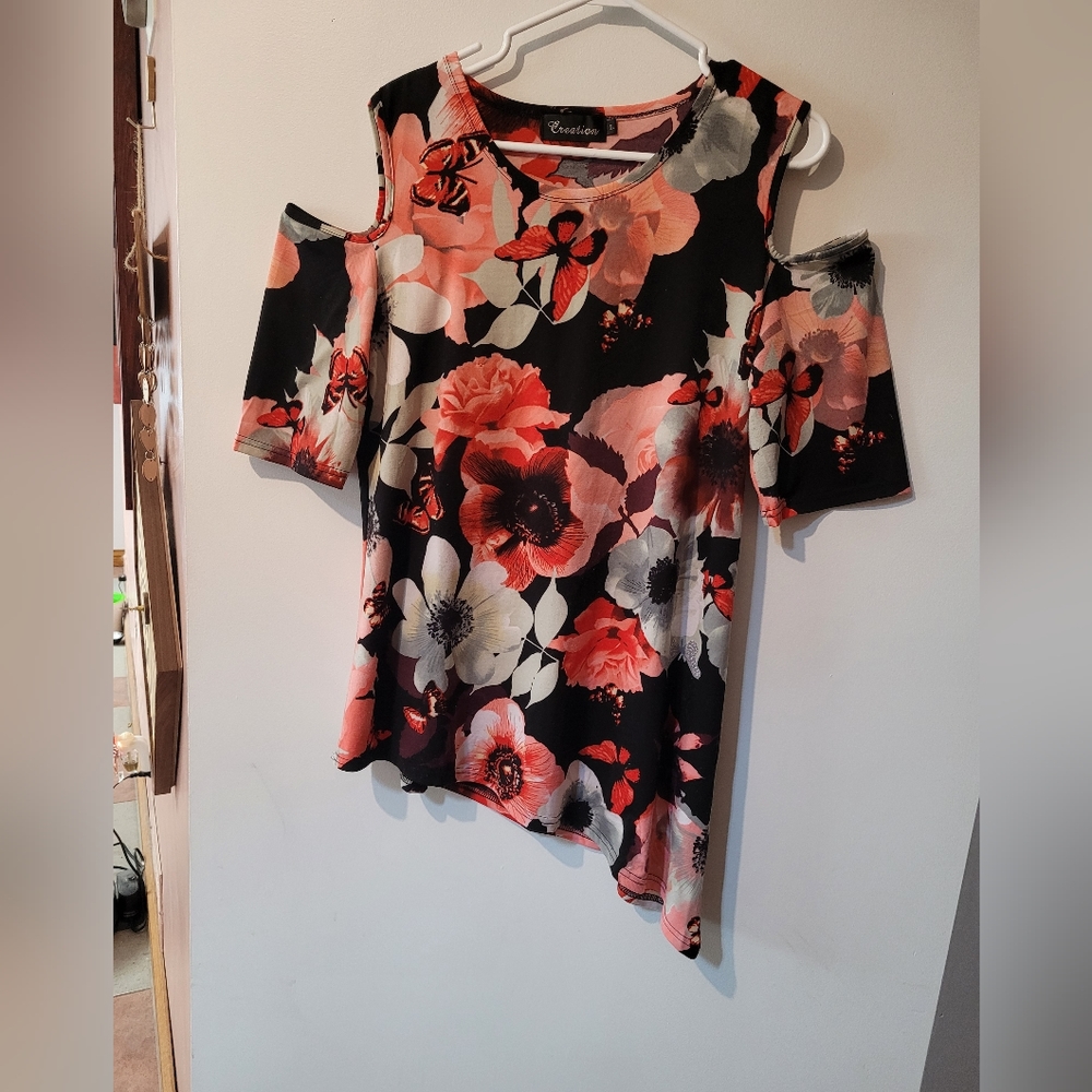 Creation, asymmetrical 3/4  tunic, with shoulder cut outs. Size L.